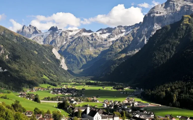 The-town-of-Engelberg-at-the-foot-of-Mount-Titlis