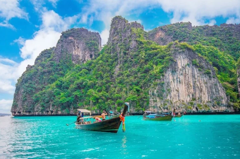 long-boat-blue-water-maya-bay-phi-phi-island-krabi-thailand_335224-895